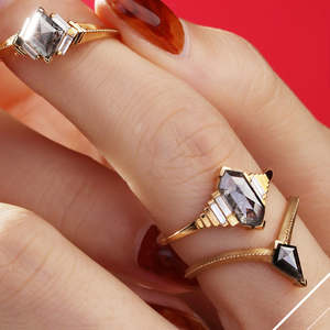 Anillo de Oro de 18K con Incrustaciones de Diamantes Hexagonales de Sal y Pimienta, Estilo Religioso Moderno, Corte Marquesa, Forma Alargada, Diseño de Número, Chapado Artesanal - Product Image 2