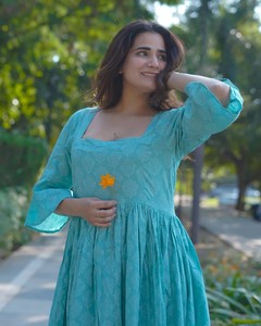 Vestido de Algodón Estampado a Mano Khari Aqua Bloom de Aarini al Mejor Precio al por Mayor - Product Image 2