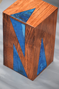 โกศเผาศพโรสวูดทำด้วยมือฝังด้วยเรซินสีฟ้าสำหรับเผาเถ้ากระดูกสำหรับมนุษย์และสัตว์เลี้ยงที่เป็นที่ระลึกสำหรับมนุษย์ - Product Image 4