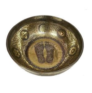 Grand bol chantant de 16 pouces de diamètre Pieds de bouddha gravés par des artisans du Népal Yoga-Session Grands bols de guérison Méditation - Product Image 1