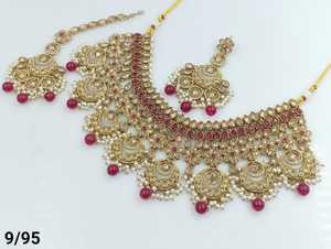 FANTAISIE ANTIQUE TRADITIONNEL ET À LA MODE OR TON KUNDAN PERLE CHOKER COLLIER BOUCLES D'OREILLES ENSEMBLE AVEC MANGTIKA POUR FEMME ET FILLE - Product Image 2