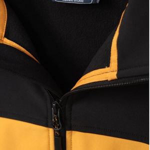 Chaqueta Softshell ligera personalizada OEM para hombre para acampar al aire libre y cazar logotipo transpirable a prueba de viento características para primavera - Product Image 4