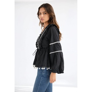Redéfinissez votre tenue professionnelle décontractée avec cette magnifique blouse noire tissée à col en V et manches cloche, confectionnée avec une expertise et une esthétique raffinées. - Product Image 3
