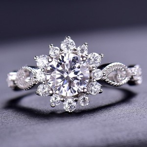 Bague de fiançailles en diamant de laboratoire de forme ronde solitaire 18 carats certifiée IGI pour mariage ou fête bande de bijoux fins Halo - Product Image 1