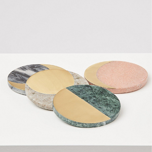 Sous-verres ronds en marbre veiné noir et blanc avec un support en forme de coin assorti. Disponible à prix de gros. Décoration de luxe. - Product Image 5