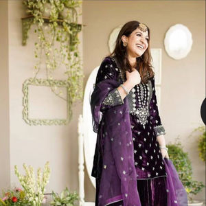 Haut de travail brodé lourd et Sharara avec dentelle travail Dupatta costume pour femmes costume de velours Viscose indien avec travail de broderie - Product Image 1