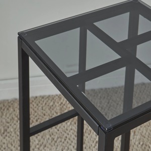 Table d'appoint moderne en verre de forme carrée avec base en métal, parfaite pour le salon, le café, le bureau et les espaces élégants de l'Inde - Product Image 5