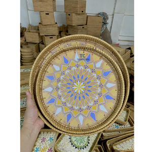 Bandeja de ratán con base de madera con incrustaciones de madreperla que sirve diseños personalizados - Product Image 6