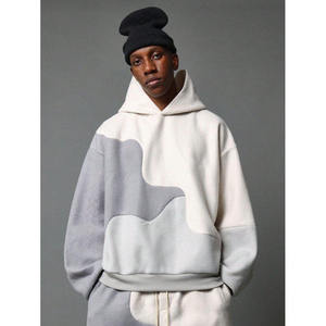 Sudadera con Capucha para Hombre en Gris Claro y Marfil con Diseño Abstracto en Bloques de Color y Pantalones Deportivos a Juego Trackstar OEM Private Label - Product Image 3