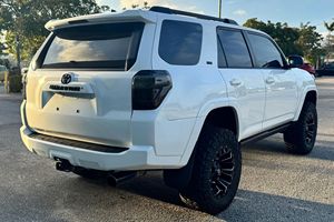 Toyota 4Runner SR5 4x4 propre, modèle 2019 - Product Image 3