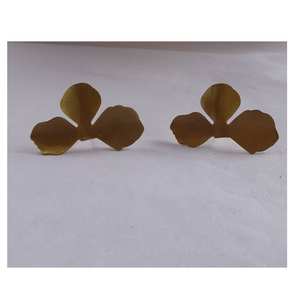 ต่างหูรูปดอกไม้สามกลีบสีทองสุดพิเศษสำหรับผู้หญิงต่างหูมินิมอลที่มีน้ำหนักเบาเหมาะสำหรับสวมใส่ในชีวิตประจำวันและงานปาร์ตี้ - Product Image 1