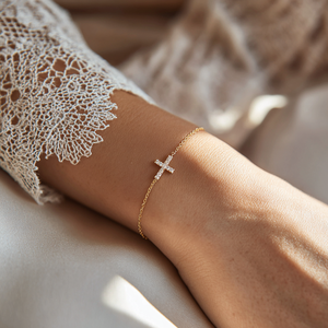 Pulsera con Dije de Cruz Chapada en Oro, Circonita, Plata de Ley 925, Proveedor de Joyería Personalizada - Product Image 3