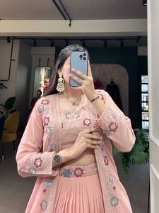 Parfait pour les mariages, Georgette avec des paillettes et des broderies au fil, collection Indo-occidentale avec Koti, en vente en ligne - Product Image 4