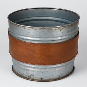 Elegante maceta rústica de cuero galvanizado, trabajo artesanal hecho a mano que ofrece fuerza y acento decorativo para la vegetación - Product Image 3