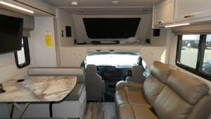Économisez sur les camping-cars et motorhomes d'occasion Fleetwood RV Classe C 2022, 2023, 2020 – Couleurs personnalisées disponibles, faible kilométrage, 4-6 passagers, spacieux - Product Image 3