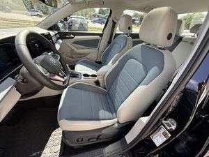 Sedán JET SE 2025 Negro Intenso, Usado Recientemente, Tracción Delantera - Product Image 4