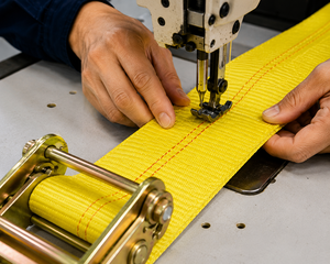 Sangle d'arrimage à cliquet pour la manutention de marchandises, 75 mm, 8000 kg, polyester haute résistance pour fret lourd, longueur personnalisée, service OEM - Product Image 4