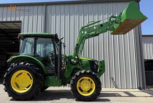 Tractor de Ruedas John Deere 3038E 4WD Verde con Cargador Frontal, Equipo Utilitario Agrícola de 70HP con Transmisión por Engranajes - Product Image 2