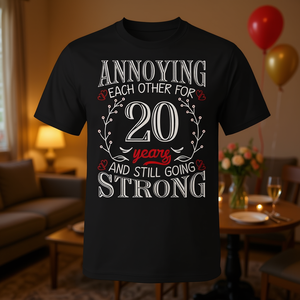 Camiseta para el 20.º aniversario de boda: Irritándose el uno con el otro durante 20 años - Camiseta promocional - Product Image 3