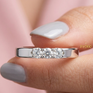 Anillo de compromiso para mujer con tres diamantes de corte redondo en oro de 14K. - Product Image 2