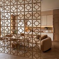Cloison murale pliable en bois avec gravure florale vintage, fabriquée en bois de haute qualité pour une décoration de pièce charmante.