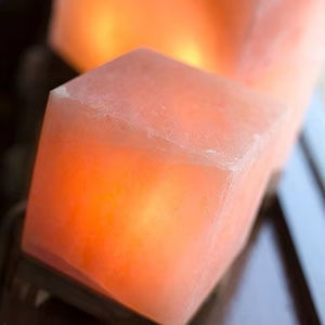 Lámpara de sal de roca Rosa orgánica hecha a mano con diseño cuadrado de base de madera tallada para decoración del hogar y ambiente - Product Image 1