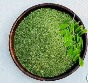 Feuilles de Moringa Premium T-Cut |   Superaliment vert biologique |   Exportateur en gros Inde - Product Image 1