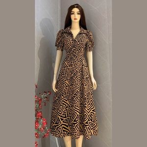 Robe à col à manches courtes tendance pour femme-Motifs élégants pour un look jeune et élégant, parfait pour toutes les occasions - Product Image 4