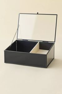 Joyero de Metal y Vidrio de Diseño Tradicional que Conserva la Belleza Cultural y la Seguridad de las Joyas Juntos - Product Image 4