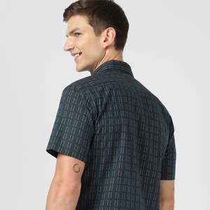 Chemise de plage à imprimé tropical vibrant pour homme-Coton léger, idéal pour les vacances d'été et les sorties de plage décontractées - Product Image 6