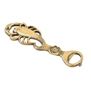 Ouvre-bouteille de bière de finition brillante personnalisée en gros accessoire de célébration de fête de mariage de haute qualité à un prix économique - Product Image 5