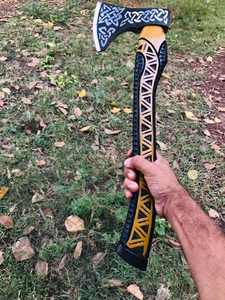 Hache de survie multi-usage artisanale en acier industriel à haute teneur en carbone, manche en bois naturel, cuir - Product Image 3