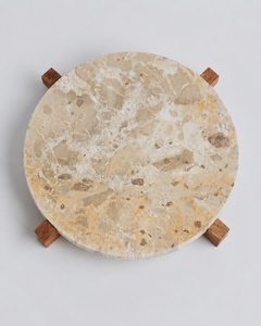 Plateau de service rond en marbre beige avec pieds en bois pour hôtel, buffet, décoration de luxe pour la maison - Product Image 1