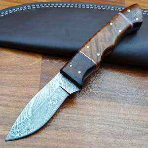 Couteau de chasse en acier damassé fait à la main avec gaine en cuir idéal pour hacher le camping, la randonnée-Support OEM à lame fixe Full Tang - Product Image 1