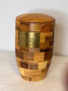 Urne funéraire en bois avec finition en bois naturel adaptée au stockage durable des cendres et aux cérémonies commémoratives familiales dans le monde entier - Product Image 5