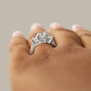 Anillo de compromiso de piedra de acento oculto de tres piedras de corte princesa para mujer - Product Image 5