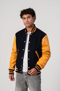 Chaqueta universitaria para hombre de moda 2025 de proveedor de Pakistán, ropa de moda de lona cómoda, opciones OEM de bordado frontal personalizado - Product Image 3
