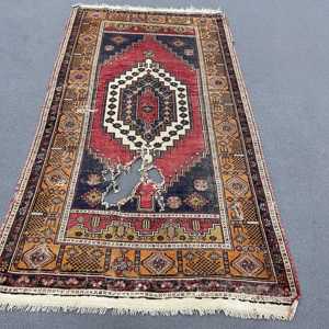 Alfombra Antigua de 4x7.4 pies (122x227 cm), Alfombra Turca con Borde Rojo - Product Image 1
