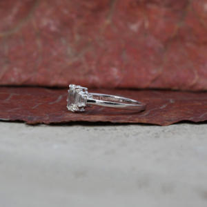 Anillo de compromiso de tres piedras cultivadas en laboratorio con corte esmeralda de 1,0 quilates, regalo de aniversario para su anillo de diamante CVD - Product Image 3