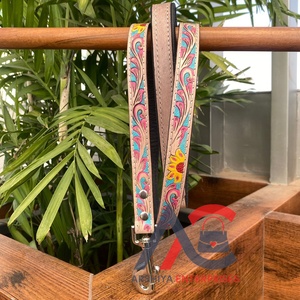 Accessoires personnalisés pour animaux de compagnie Laisse de chien en cuir usiné à la main avec poignée rembourrée confortable Laisse personnalisable en cuir véritable pour animaux de compagnie - Product Image 1