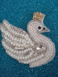 Ornement artisanal de luxe en perles, charme côtier, baies rouges festives, feuilles de houx, feutre écologique, décoration murale intérieure - Product Image 3