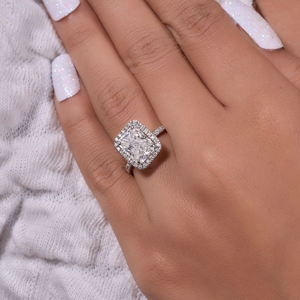 Bague de fiançailles Moissanite 3 Ct Radiant Cut avec halo caché, glace pilée, bague rayonnante allongée et scintillante pour elle - Product Image 3
