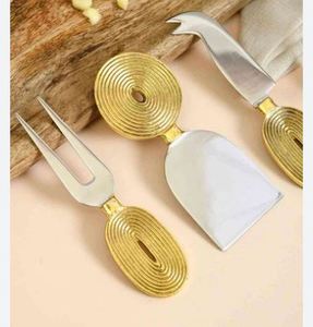 Ensemble d'ustensiles de service en argent poli de style royal exquis, avec un design classique et lisse, décoratif et stylisé pour les fêtes - Product Image 3