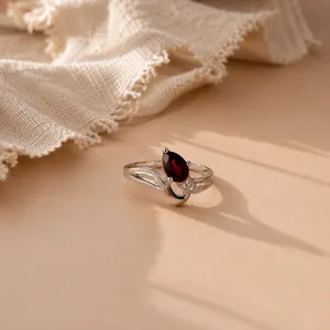 Bague ajustable plaquée or avec grenat serti griffes, style mode - Product Image 4