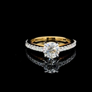 Impresionante anillo de oro amarillo de 14 quilates con diamante de laboratorio redondo brillante central y piedras con tachuelas laterales para compromiso de K Samyak - Product Image 2