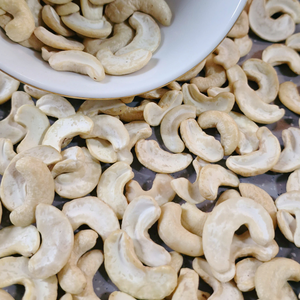 Prix raisonnable Noix de cajou cassées Morceaux de noix de cajou WS SANTIGO Kaju Badam exportés au Moyen-Orient - Product Image 1