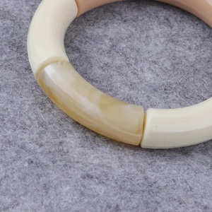 Brazalete de Resina, Joyería Hecha a Mano, Pieza Destacada, Accesorio de Moda, Estilo Rajastaní |   Pulsera de Moda con Textura de Resina India - Product Image 3