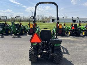 Tracteur à roues John Deere 1023E 2024 d'occasion, utilitaire compact 4x4 automatique 35 CV, tracteur agricole, longue durée de vie, pompe à eau, engrenage moteur - Product Image 4