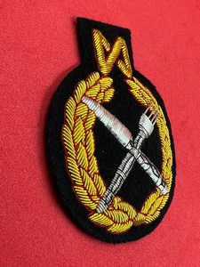 Hermosa forma de caballo bordada a mano y tela de sarga dorada Zari Adhesivo Merrow Border para abrigos Chaquetas y Blazers Insignias - Product Image 5