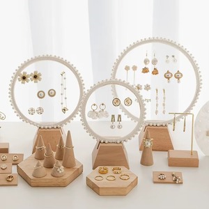 Elegante soporte de joyería gris con diseño de cuentas blancas, perfecto para exhibir collares, pulseras y pendientes con estilo - Product Image 1